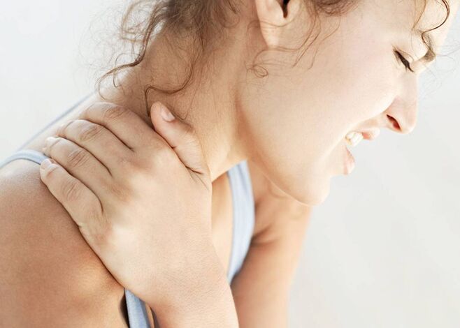 A nyaki osteochondrosis által okozott súlyos fájdalom egy nőben