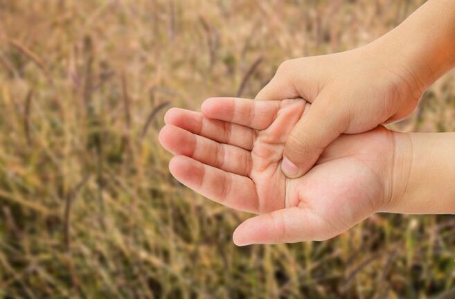 Fájdalom az ujjak ízületeiben és a kéz zsibbadása - a rhizarthrosis tünetei