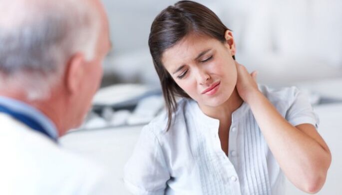 A nyaki osteochondrosis jeleivel rendelkező beteg az orvossal folytatott konzultáció során